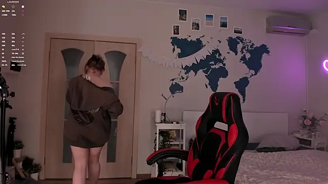 Snapshot of LisaLaas chatting on 12-22-24, 06:26 LisaLaas online show from 12-22-24, 06:26