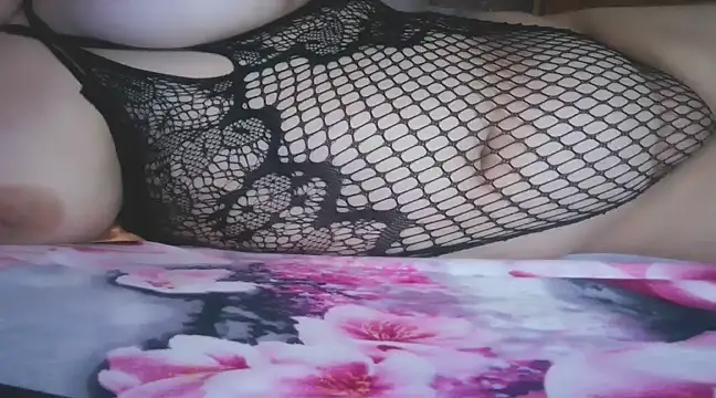 Snapshot of nicholle chatting on 02-13-25, 04:43 nicholle online show from 02-13-25, 04:43