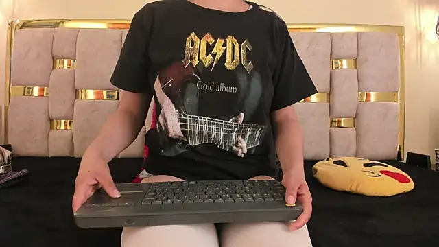 Snapshot of ttata_3 chatting on 03-10-25, 10:34 ttata 3 online show from 03-10-25, 10:34