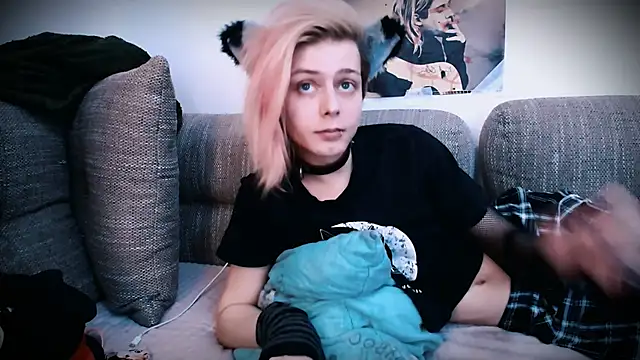 Snapshot of Littlepinkcat chatting on 10-27-25, 02:43 Littlepinkcat online show from 10-27-25, 02:43