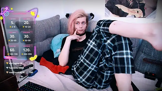 Snapshot of Littlepinkcat chatting on 10-28-25, 02:48 Littlepinkcat online show from 10-28-25, 02:48