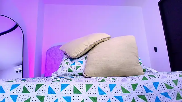 naomi kyse online show from 11-21-25, 03:05