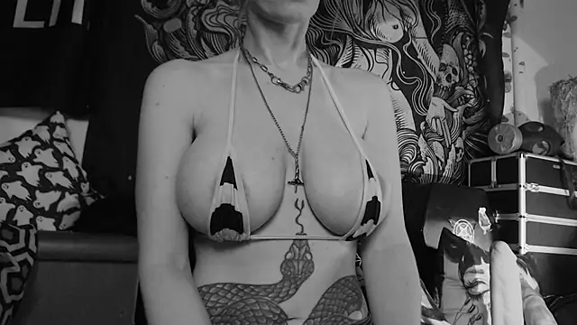 Snapshot of Silentmary chatting on 06-12-26, 03:05 Silentmary online show from 06-12-26, 03:05