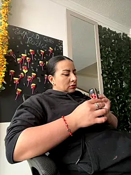 Abril Luv online show from 10-13-25, 01:00