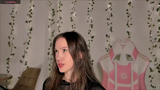 Amelia Lein online show from 11-22-25, 12:20