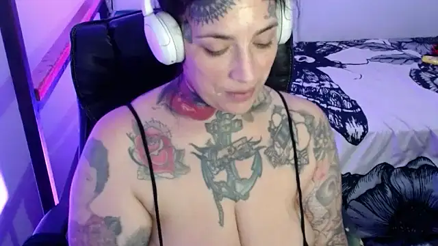 Snapshot of VampGirl1 chatting on 02-08-25, 04:14 VampGirl1 online show from 02-08-25, 04:14