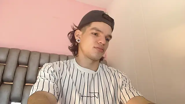 Snapshot of AlbertBernal69 chatting on 03-06-25, 02:30 AlbertBernal69 online show from 03-06-25, 02:30