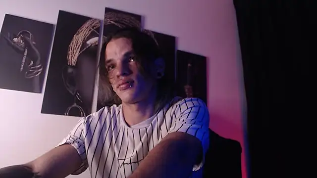 Snapshot of AlbertBernal69 chatting on 11-19-25, 04:56 AlbertBernal69 online show from 11-19-25, 04:56