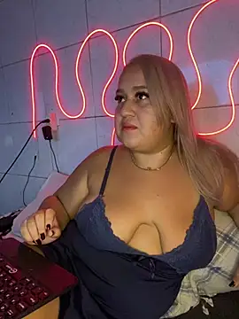 Snapshot of MinaBoss chatting on 02-18-25, 01:54 MinaBoss online show from 02-18-25, 01:54