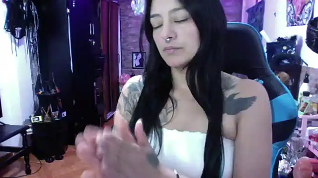 Snapshot of AngelaQueen_ chatting on 05-18-26, 04:46 AngelaQueen online show from 05-18-26, 04:46