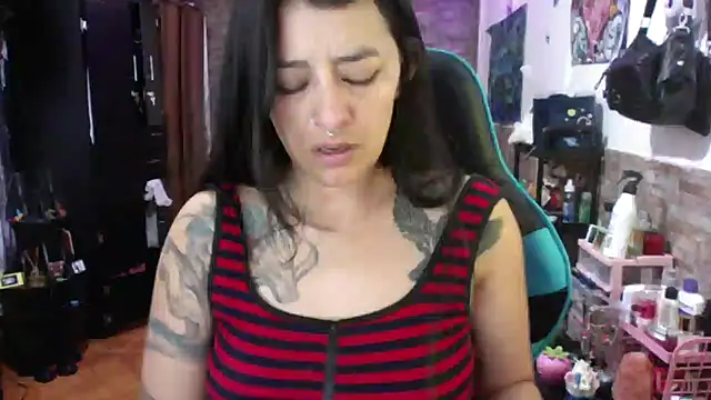 Snapshot of AngelaQueen_ chatting on 06-12-26, 06:51 AngelaQueen online show from 06-12-26, 06:51