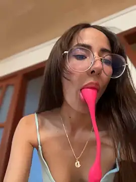 Snapshot of lauravasquez chatting on 12-15-24, 07:10 lauravasquez online show from 12-15-24, 07:10