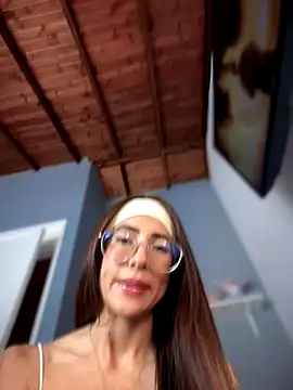 Snapshot of lauravasquez chatting on 10-16-25, 03:02 lauravasquez online show from 10-16-25, 03:02