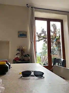 Snapshot of la_chiennete chatting on 11-01-25, 12:29 la chiennete online show from 11-01-25, 12:29