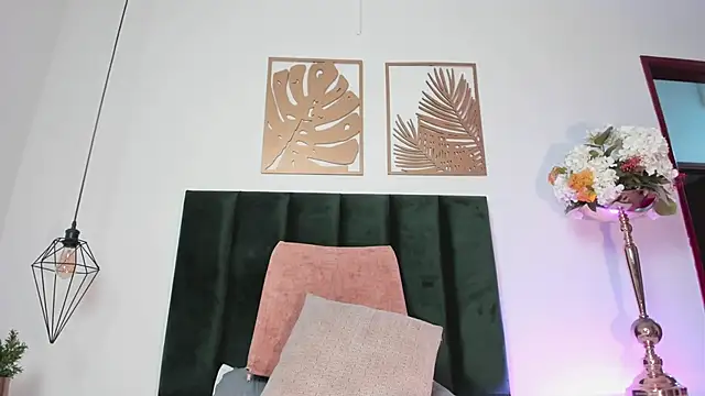 NoraDasilva online show from 02-04-25, 12:29