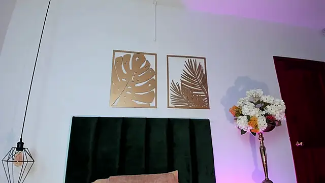 NoraDasilva online show from 02-11-25, 12:49