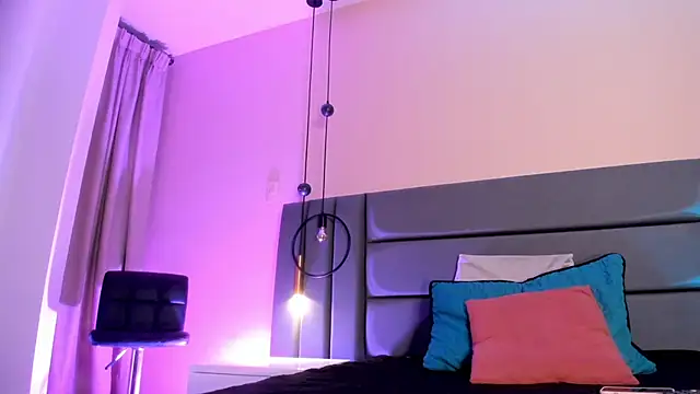 NoraDasilva online show from 03-04-25, 12:39