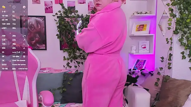 art lovee online show from 10-15-25, 02:11