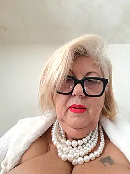 Snapshot of Merilulla chatting on 10-22-25, 12:38 Merilulla online show from 10-22-25, 12:38