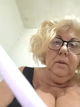 Snapshot of Merilulla chatting on 11-17-25, 05:08 Merilulla online show from 11-17-25, 05:08