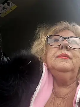 Snapshot of Merilulla chatting on 11-18-25, 12:42 Merilulla online show from 11-18-25, 12:42