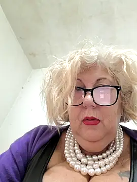 Snapshot of Merilulla chatting on 11-26-25, 02:40 Merilulla online show from 11-26-25, 02:40