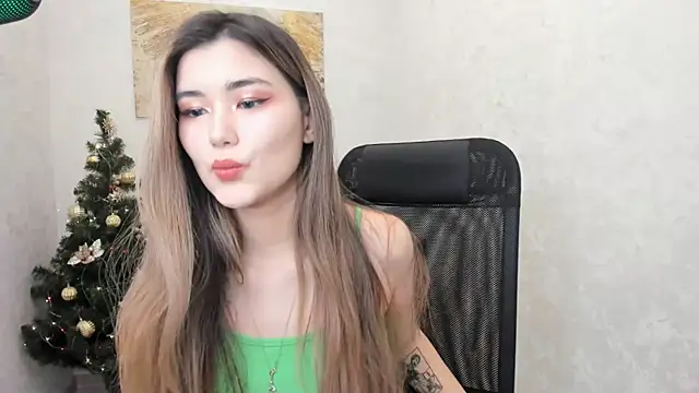 Snapshot of AnneTLi chatting on 12-21-24, 04:09 AnneTLi online show from 12-21-24, 04:09