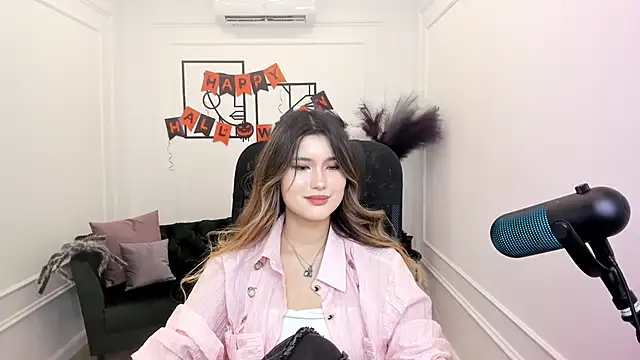 Snapshot of AnneTLi chatting on 10-19-25, 08:42 AnneTLi online show from 10-19-25, 08:42