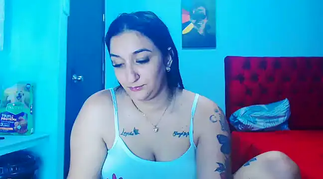 Snapshot of liz_dirty chatting on 01-06-25, 02:15 liz dirty online show from 01-06-25, 02:15