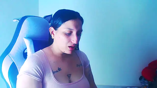 Snapshot of liz_dirty chatting on 06-12-26, 10:30 liz dirty online show from 06-12-26, 10:30