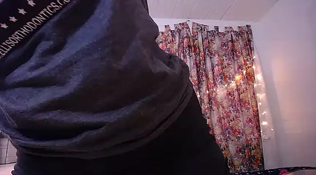 Snapshot of yselahot chatting on 02-18-25, 03:32 yselahot online show from 02-18-25, 03:32