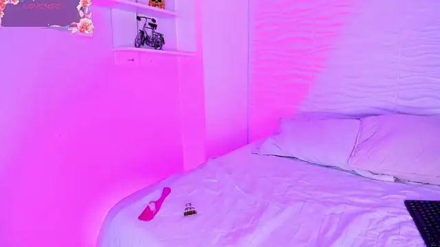 CamileHolmes online show from 10-18-25, 06:16