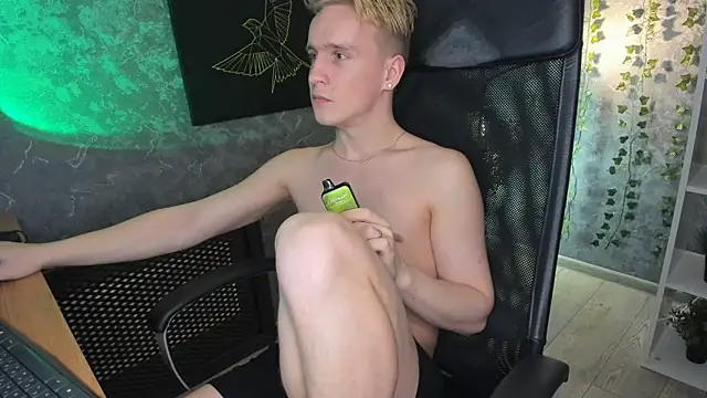 Snapshot of AlexxSweet chatting on 01-18-25, 03:59 AlexxSweet online show from 01-18-25, 03:59