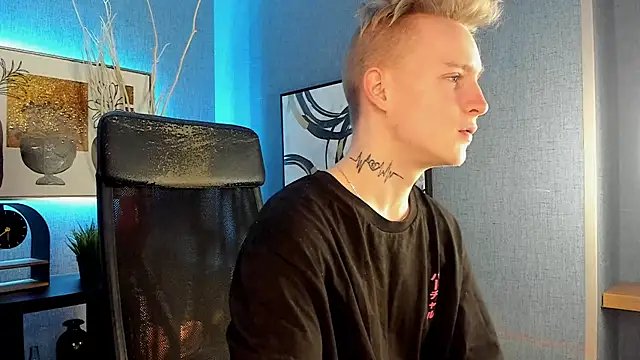 Snapshot of AlexxSweet chatting on 03-16-25, 06:53 AlexxSweet online show from 03-16-25, 06:53