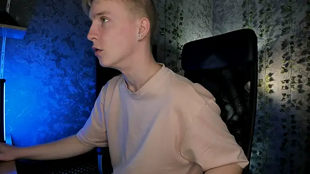 Snapshot of AlexxSweet chatting on 09-27-25, 06:29 AlexxSweet online show from 09-27-25, 06:29