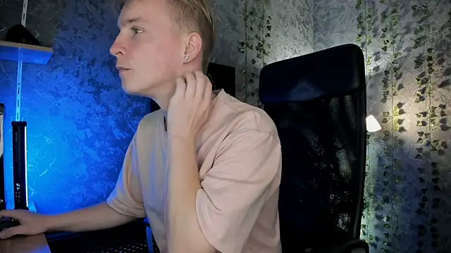 Snapshot of AlexxSweet chatting on 09-28-25, 06:52 AlexxSweet online show from 09-28-25, 06:52