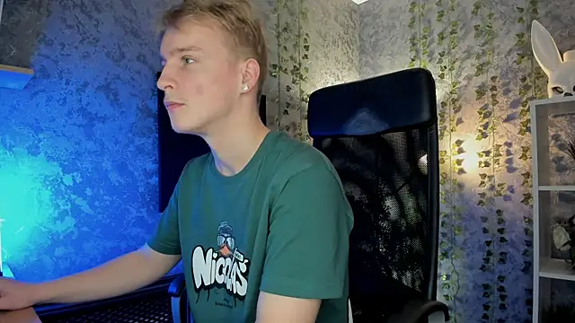 Snapshot of AlexxSweet chatting on 10-05-25, 06:45 AlexxSweet online show from 10-05-25, 06:45