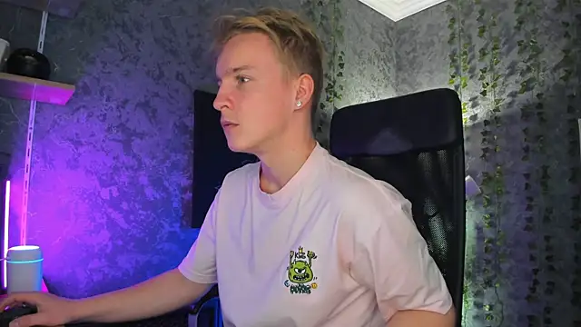 Snapshot of AlexxSweet chatting on 10-19-25, 06:47 AlexxSweet online show from 10-19-25, 06:47