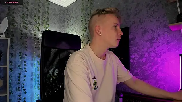 Snapshot of AlexxSweet chatting on 10-24-25, 04:53 AlexxSweet online show from 10-24-25, 04:53