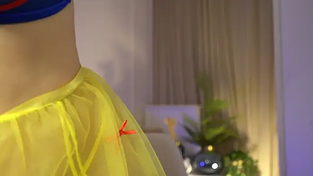 Snapshot of VixenMia chatting on 12-20-24, 03:47 VixenMia online show from 12-20-24, 03:47