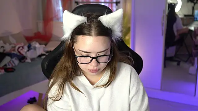 Snapshot of VixenMia chatting on 12-23-24, 07:38 VixenMia online show from 12-23-24, 07:38