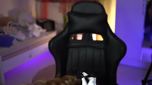 Snapshot of VixenMia chatting on 12-27-24, 03:42 VixenMia online show from 12-27-24, 03:42