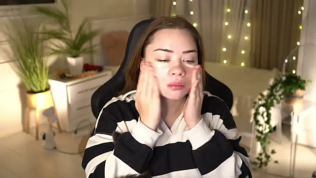 Snapshot of VixenMia chatting on 01-06-25, 03:42 VixenMia online show from 01-06-25, 03:42