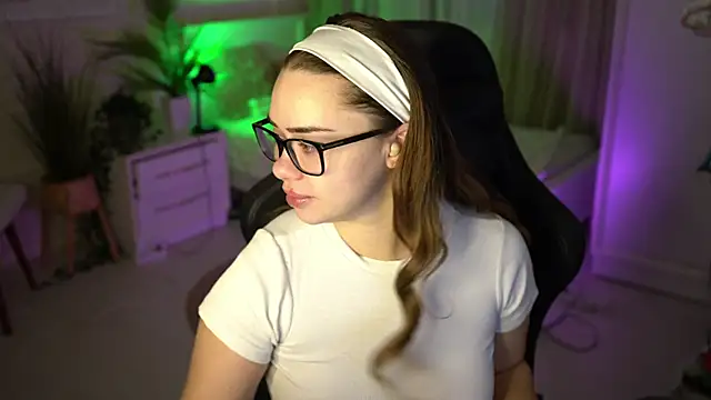 Snapshot of VixenMia chatting on 01-13-25, 04:18 VixenMia online show from 01-13-25, 04:18