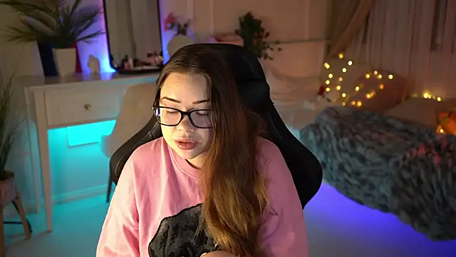 Snapshot of VixenMia chatting on 02-07-25, 03:34 VixenMia online show from 02-07-25, 03:34