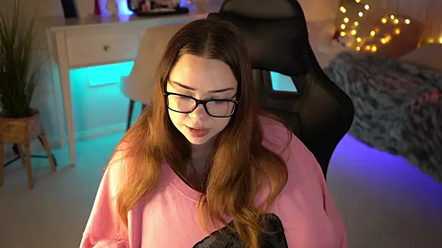 Snapshot of VixenMia chatting on 02-08-25, 03:19 VixenMia online show from 02-08-25, 03:19