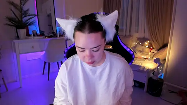 Snapshot of VixenMia chatting on 02-22-25, 03:45 VixenMia online show from 02-22-25, 03:45