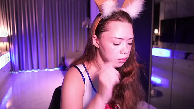 Snapshot of VixenMia chatting on 09-19-25, 02:02 VixenMia online show from 09-19-25, 02:02