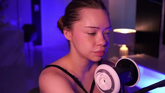 Snapshot of VixenMia chatting on 12-01-25, 03:11 VixenMia online show from 12-01-25, 03:11