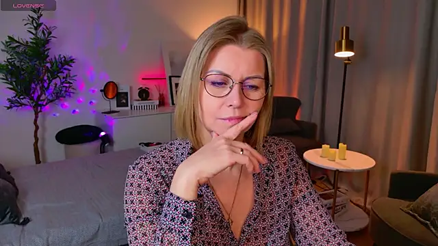 Annie Light online show from 04-28-26, 07:02